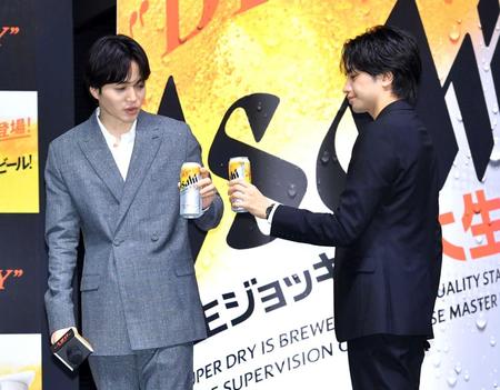 　乾杯する菊池風磨（左）と中島健人（撮影・出月俊成）
