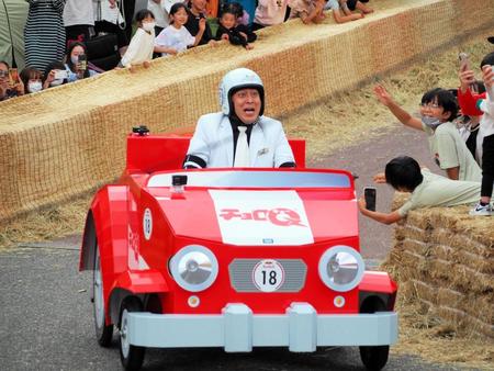 　手作りカートレースに参戦し「チョロＱ　Ｇｏ！」号に乗ってコースを走行する錦鯉・長谷川雅紀