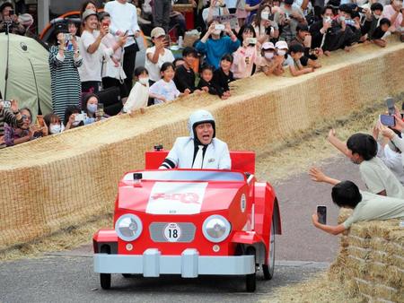 　手作りカートレースに参戦し「チョロＱ　Ｇｏ！」号に乗ってコースを走行する錦鯉・長谷川雅紀