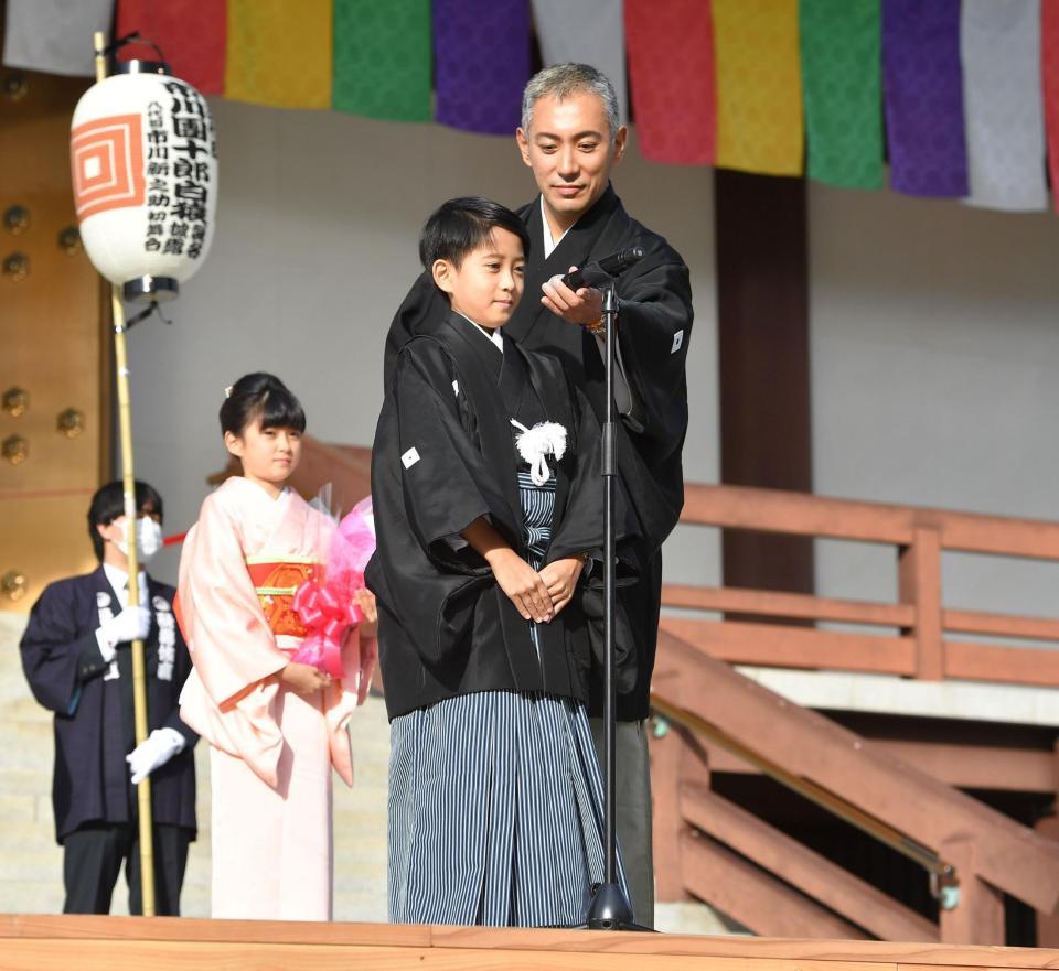 　勸玄くんのあいさつ前に自らマイクを直す市川海老蔵。左は市川ぼたん（撮影・出月俊成）