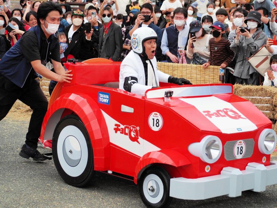 　完全に停止した「チョロＱ　Ｇｏ！」号を後ろから押してもらう錦鯉・長谷川雅紀