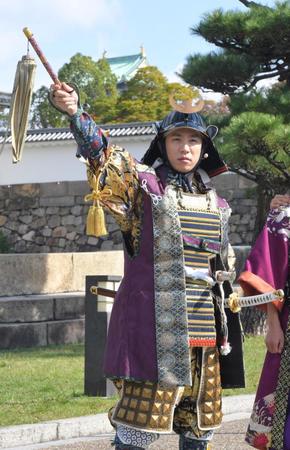 　大阪城を背に、ポーズをとる関ジャニ∞村上信五（撮影・北村雅宏）