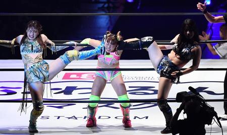 　上谷沙弥（左）、妃南（右）に攻められるフワちゃん（撮影・園田高夫）