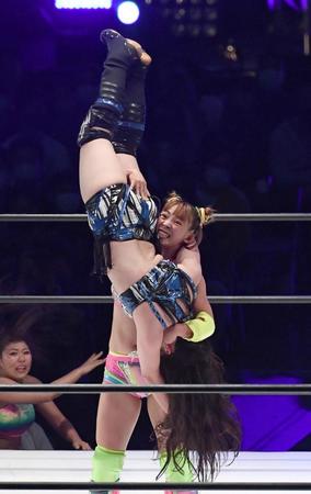 　妃南を持ち上げるフワちゃん（撮影・園田高夫）