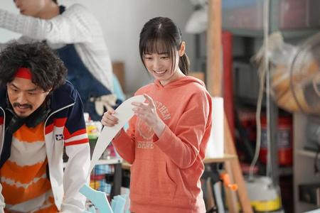 「なにわバードマン」部室で翼を作る舞（福原遥）、玉本（細川岳）