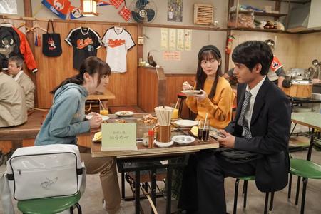 「うめづ」でお好み焼きを食べながら話す舞（福原遥・左）、久留美（山下美月）、貴司（赤楚衛二）