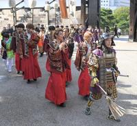 　大名行列で大阪城公園内を練り歩く関ジャニ∞村上信五（右端）と関西ジャニーズＪｒ．のメンバー（撮影・北村雅宏）