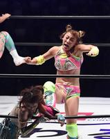 　ロープを使って妃南（左）を攻めるフワちゃん（撮影・園田高夫）