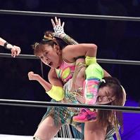 　卍固めを上谷沙弥（右）に見舞うフワちゃん（撮影・園田高夫）