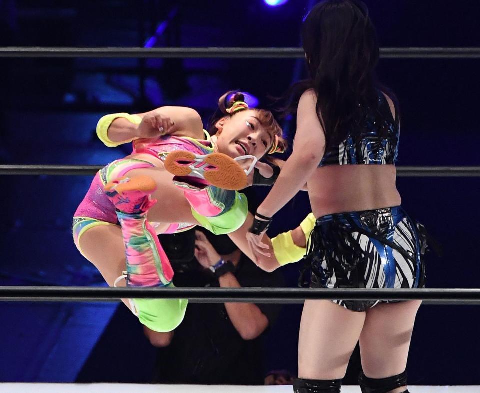 　妃南（右）にドロップキックを浴びせるフワちゃん（撮影・園田高夫）