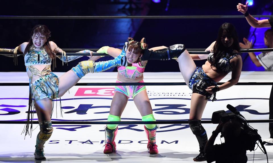 　上谷沙弥（左）、妃南（右）に攻められるフワちゃん（撮影・園田高夫）