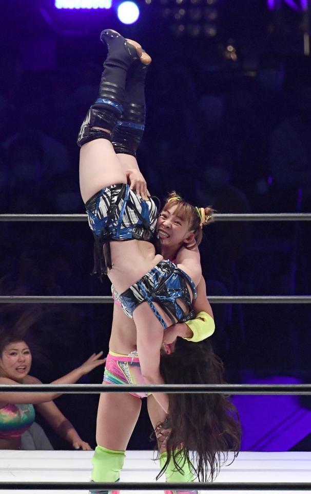 　妃南を持ち上げるフワちゃん（撮影・園田高夫）