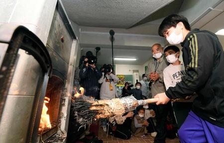 　まきストーブに火をともす神戸市立六甲山小の児童ら