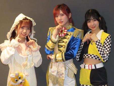 　スペシャルライブ「どっぼーん！２周年記念ライブ！」を行ったアプリランキング１位の岡田奈々（中央）、同２位の橋本陽菜（右）、同３位の石綿星南＝東京・立川ステージガーデン