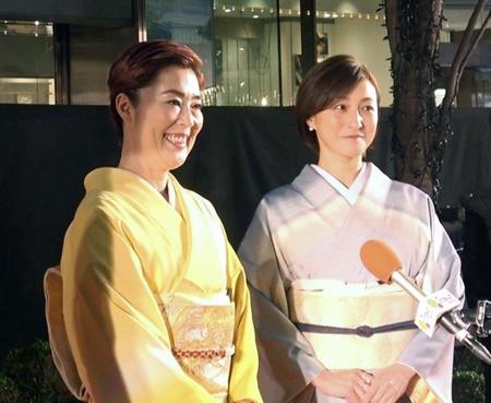 　着物姿で登場した寺島しのぶ（左）と広末涼子
