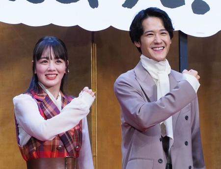 　Ｄｉｓｎｅｙ＋の連続ドラマ「シコふんじゃった！」どすこいイベントで“パワーポーズ”を披露した葉山奨之（右）と伊原六花