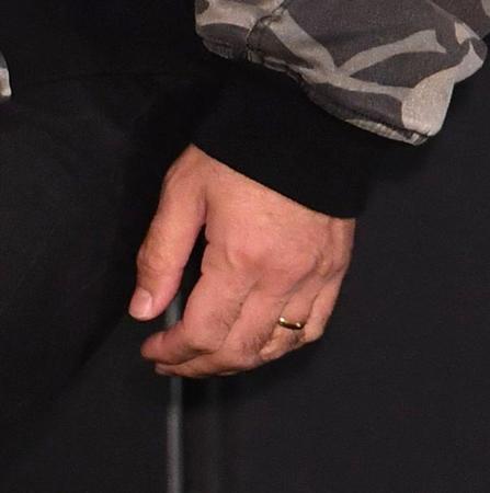 　再婚した浅野忠信の結婚指輪（撮影・西岡正）