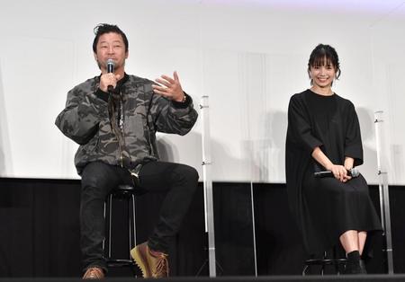 　宮崎あおい（右）とトークショーを行う浅野忠信（撮影・西岡正）