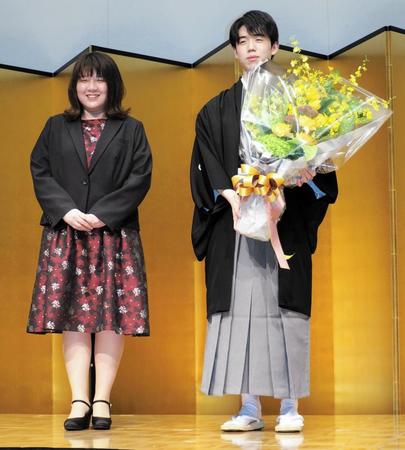 　妹弟子の中澤沙耶女流二段（左）から花束を受け取った藤井聡太王位＝都内