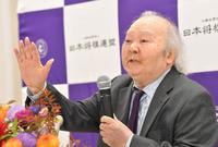 　過去の対局を振り返る加藤一二三九段＝東京・千駄ヶ谷の将棋会館（撮影・伊藤笙子）
