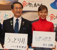 　ラジオの特別番組「ＴＯＫＹＯ　ＦＭサンデースペシャル　とっとり、いいとこどりラジオ」に出席した瀧本美織（右）と平井伸治鳥取県知事＝東京・麹町、ＴＯＫＹＯ　ＦＭホール