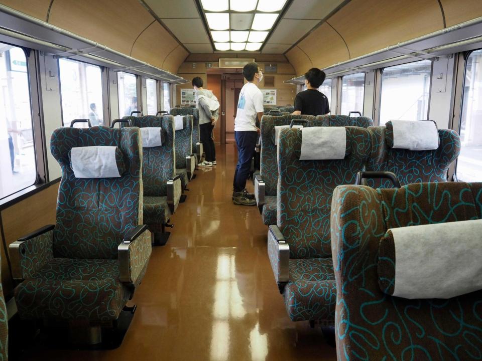 　ＪＲ東日本の観光列車「リゾートやまどり」の車内＝７月、新潟県湯沢町