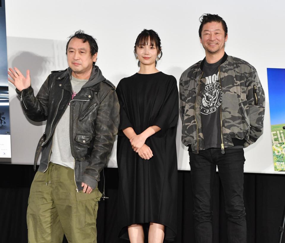 　笑顔を見せる（左から）中原昌也、宮崎あおい、浅野忠信（撮影・西岡正）