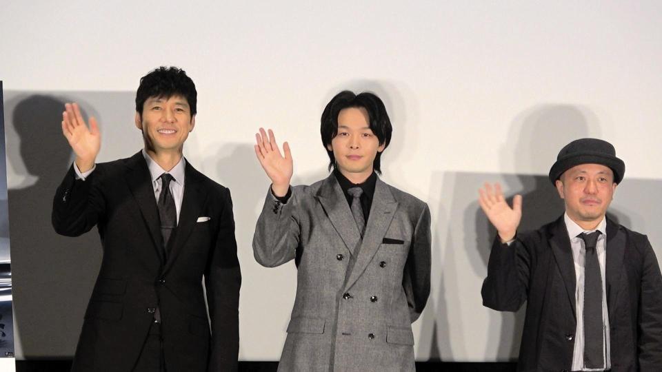 　東京国際映画祭で上映された「仮面ライダーＢＬＡＣＫ　ＳＵＮ」の舞台挨拶に出席した（左から）西島秀俊、中村倫也、白石和彌監督＝都内