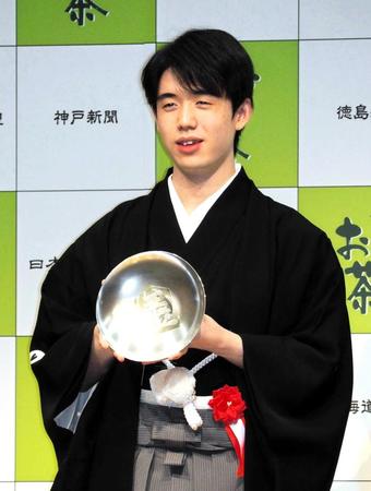 　王位杯を手に笑顔を見せる藤井聡太王位