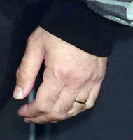 　再婚した浅野忠信の指輪（撮影・西岡正）