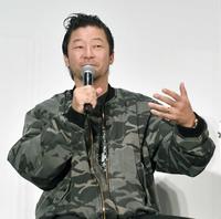 　トークショーを行う浅野忠信。左薬指には指輪が光る（撮影・西岡正）