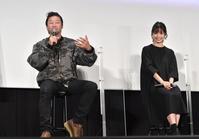 　宮崎あおい（右）とトークショーを行う浅野忠信（撮影・西岡正）