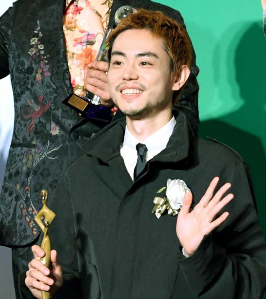 　笑顔で手を振る菅田将暉（撮影・棚橋慶太）