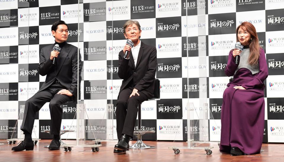 　撮影時を思い出して感極まる柴田恭兵（中）左は井浦新、右は風吹ジュン（撮影・金田祐二）