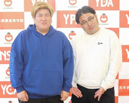 　特別授業を行ったビスケットブラザーズのきん（左）と原田泰雅