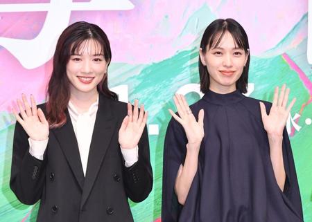 　映画「母性」完成報告会に登場した永野芽郁（左）と戸田恵梨香（撮影・佐々木彰尚）