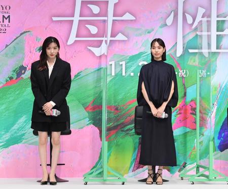 　映画「母性」完成報告会に登場した永野芽郁（左）と戸田恵梨香（撮影・佐々木彰尚）