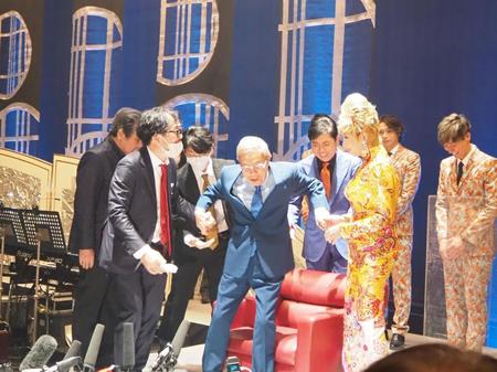 　日本クラウン・創立60周年記念「令和・歌の祭典２０２２」で瀬川瑛子（右手前）らに支えられながら登場した北島三郎（中央）