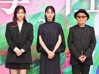 　映画「母性」完成報告会に登場した（左から）永野芽郁、戸田恵梨香、廣木隆一監督（撮影・佐々木彰尚）