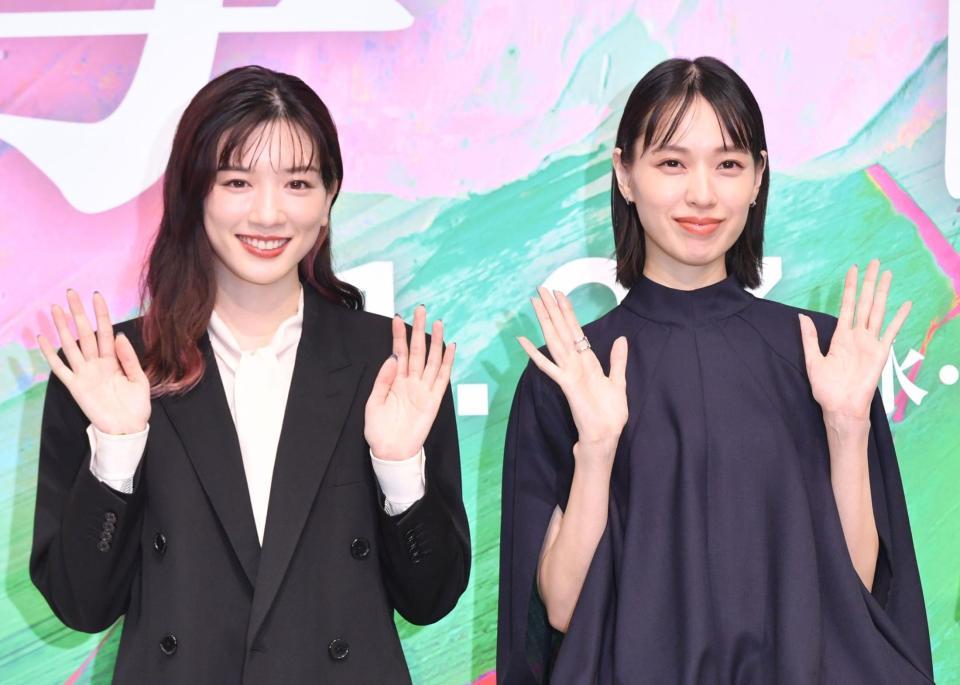 　映画「母性」完成報告会に登場した永野芽郁（左）と戸田恵梨香（撮影・佐々木彰尚）