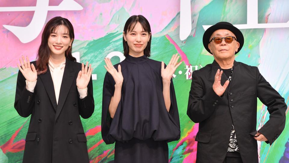 　映画「母性」完成報告会に登場した（左から）永野芽郁、戸田恵梨香、廣木隆一監督（撮影・佐々木彰尚）