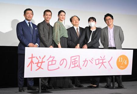 　映画「桜色の風が咲く」完成披露試写会に登場した（左から）結城崇史プロデューサー、田中偉登、小雪、東大・福島智教授（と介助者）、松本准平監督（撮影・伊藤笙子）