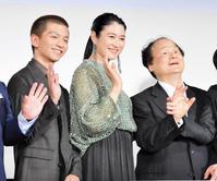 　１０月２７日に行われた映画「桜色の風が咲く」完成披露試写会に登場した（左から）田中偉登、小雪、福島智氏