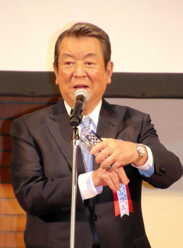 　自慢の腕時計を披露する加山雄三