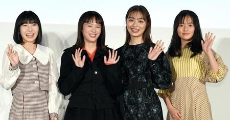 　女子会イベントで盛り上がった（左から）原流那、清野菜名、内田理央、住友沙来（撮影・佐藤厚）