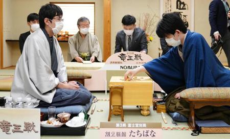 　広瀬章人八段（左）の封じ手で１日目を終え、駒を片づける藤井聡太竜王（代表撮影）