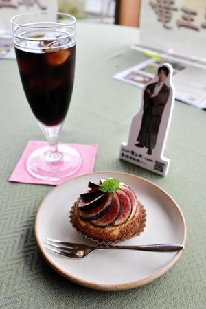 　藤井竜王が初日のおやつに選んだ「幻の！！『黒いちじく』シュークリーム」と「アイスコーヒー」（提供・日本将棋連盟）