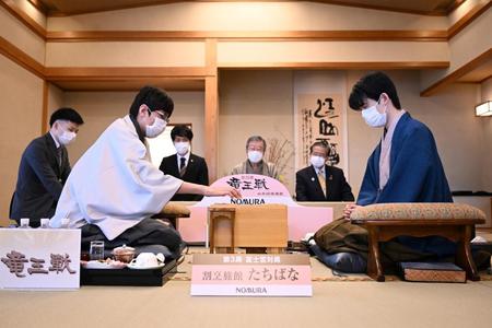 　第３５期竜王戦七番勝負第３局で、初手を指す広瀬章人八段（左）と藤井聡太竜王＝代表撮影