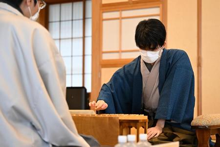 　第３５期竜王戦七番勝負第３局で、２手目を指す藤井聡太竜王＝代表撮影