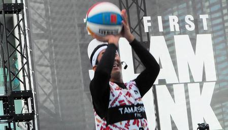 　シュートを狙う麒麟・田村裕